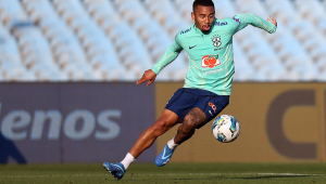 Gabriel Jesus domina a bola em treino da seleção brasileira