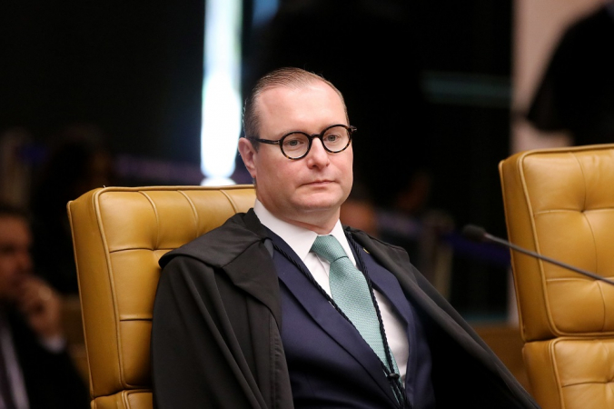 Ministro Cristiano Zanin durante a sessão plenária