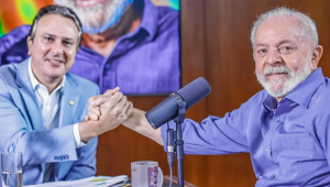Camilo Santana dá a mão para Lula em estúdio de podcast
