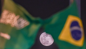 Bandeiras da Arábia Saudita e Brasil, com a lua ao fundo