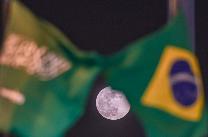 Bandeiras da Arábia Saudita e Brasil, com a lua ao fundo