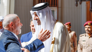 Presidente da República, Luiz Inácio Lula da Silva, acompanhado do Emir do Catar, Xeque Tamim bin Hamad al-Thani, durante cerimônia oficial de chegada