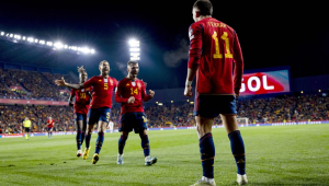 O atacante da seleção espanhola, Ferrán (d), comemora com seus companheiros o segundo gol do combinado espanhol durante o encontro correspondente à fase de classificação de grupos para a Eurocopa 2024 que disputou hoje domingo contra a Geórgia