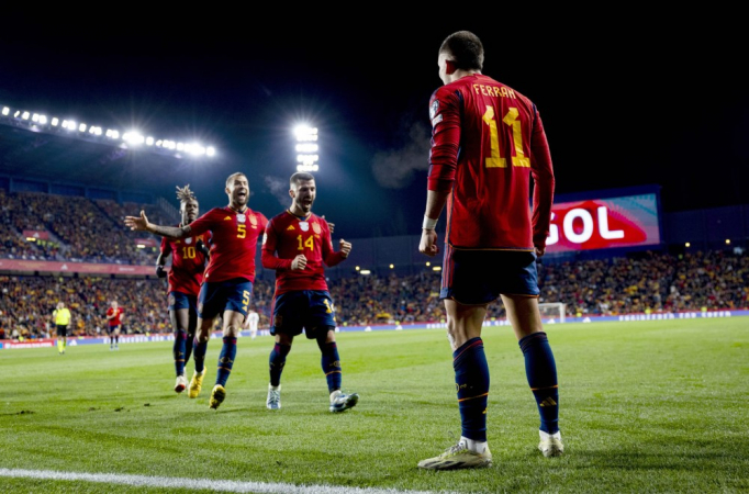 O atacante da seleção espanhola, Ferrán (d), comemora com seus companheiros o segundo gol do combinado espanhol durante o encontro correspondente à fase de classificação de grupos para a Eurocopa 2024 que disputou hoje domingo contra a Geórgia