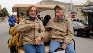 O ex-presidente dos EUA Jimmy Carter (R) e sua esposa, Rosalynn (L), visitam a Jefferson Street pouco antes de se juntarem a voluntários para reabilitar casas em Baltimore