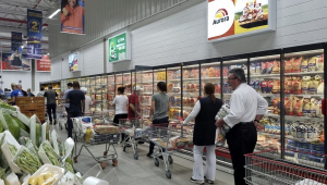Movimentação de consumidores em supermercado atacadista em São Paulo