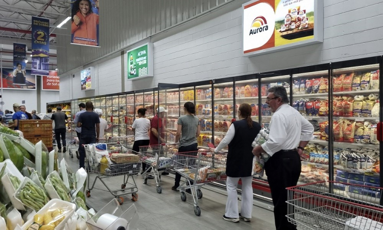 Movimentação de consumidores em supermercado atacadista em São Paulo