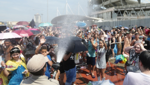 Bombeiros jogam jatos de água para refrescar o público que aguardava para ver o 2º show da Cantora Taylor Swift
