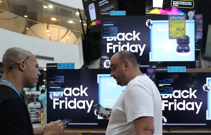 Consumidores aproveitam as promoções da Black Friday na loja Magalu, na zona norte de São Paulo