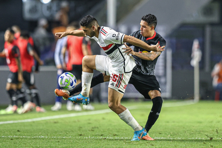 São Paulo marca no fim, vence RB Bragantino e alcança número mágico para fugir do rebaixamento