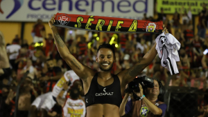Jogador do Vitória comemora acesso para a Série A do Brasileirão