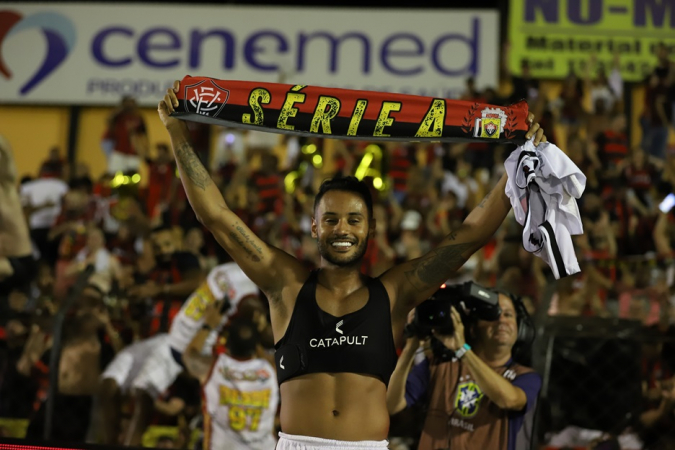 Jogador do Vitória comemora acesso para a Série A do Brasileirão