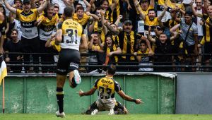 Éder jogador do Criciúma comemora seu gol durante partida contra o Botafogo-SP
