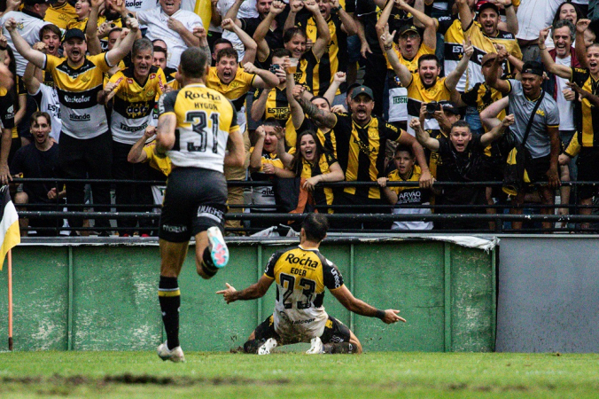 Éder jogador do Criciúma comemora seu gol durante partida contra o Botafogo-SP