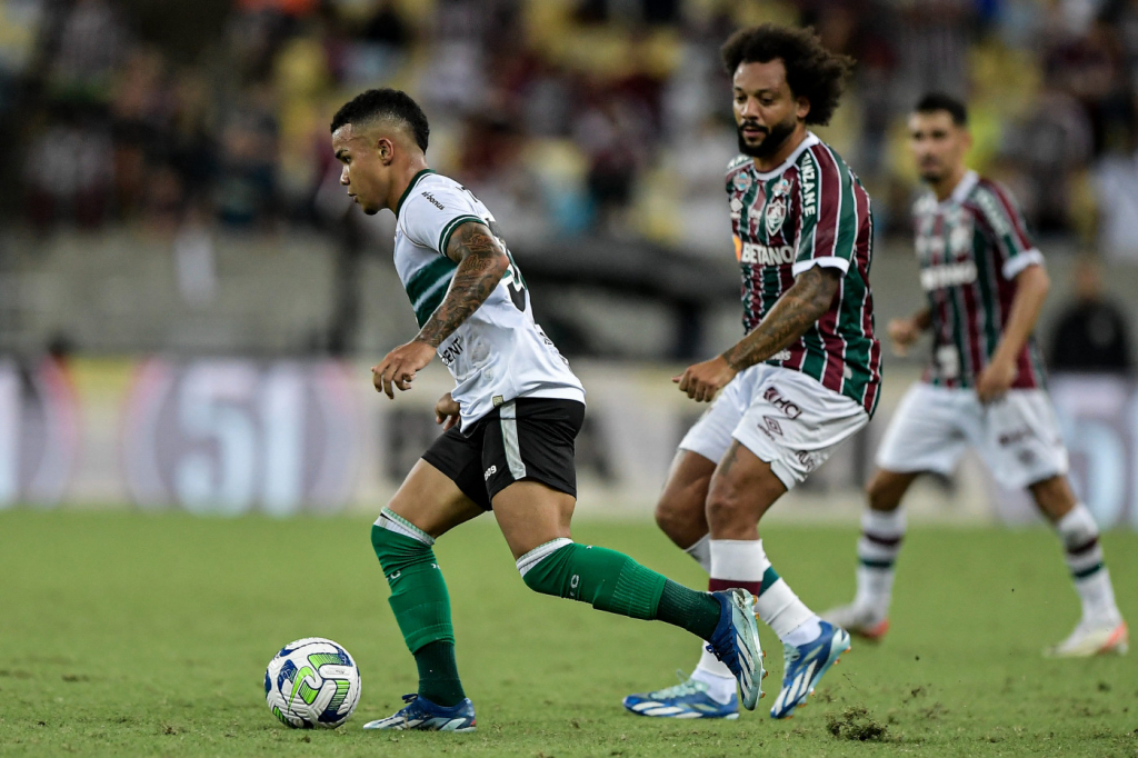 Coritiba é rebaixado no Brasileirão após derrota para o Fluminense