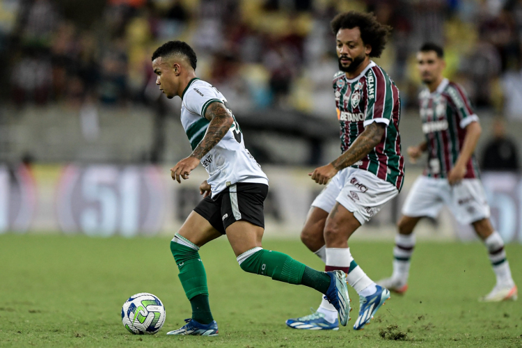 Coritiba e rebaixado no Brasileirão após derrota para o Fluminense