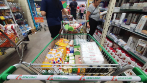 Movimento em supermercado da zona norte de São Paulo