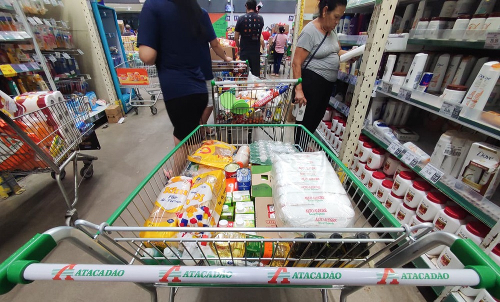 Movimento em supermercado da zona norte de São Paulo