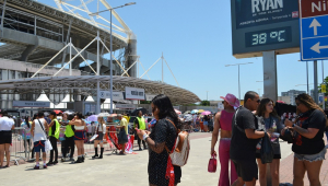 Fãs do grupo vocal mexicano RBD, da novela Rebelde, enfrentam forte calor na fila do estádio Nilton Santos