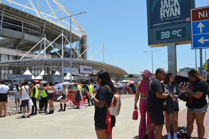 Fãs do grupo vocal mexicano RBD, da novela Rebelde, enfrentam forte calor na fila do estádio Nilton Santos