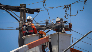 Funcionários da concessionária ENEL fazem manutenção em cabos para o restabelecimento da energia elétrica na região do Parque Novo Mundo