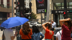 Pedestres enfrentam mais um dia de calor na Avenida Paulista, em São Paulo