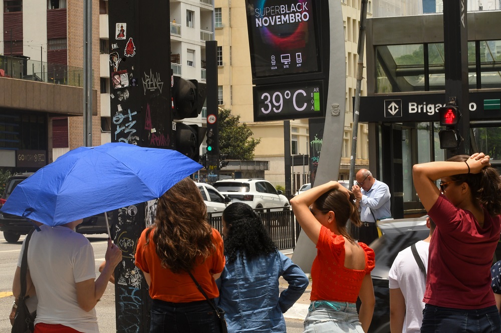 Pedestres enfrentam mais um dia de calor na Avenida Paulista, em São Paulo