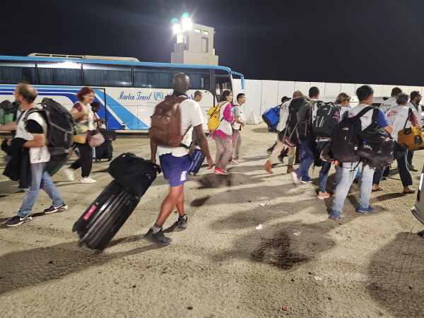 Ônibus com estrangeiros saem de Gaza com destino ao Egito pelo 2º dia consecutivo; brasileiros ainda aguardam autorização