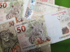 Notas de R$ 50 em mesa