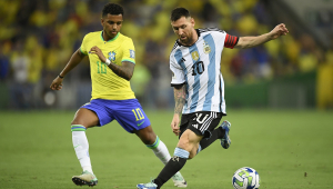 Messi e Rodrygo disputando jogada em Brasil x Argentina