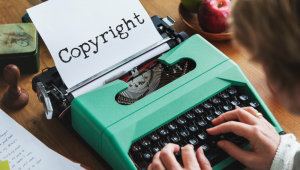 Máquina de escrever com a palavra copyright escrita