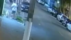 Camêra de segurança registrou o momento em que um homem cai após encostar em lixeira em São Paulo