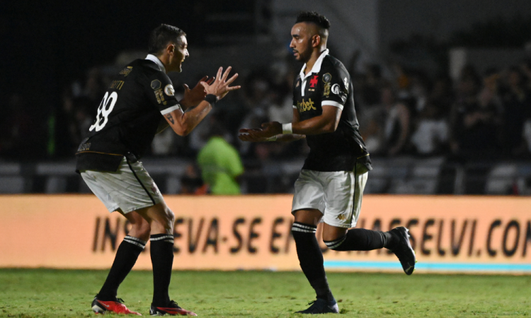 Payet comemora golaço de falta que decretou a vitória do Vasco sobre o América-MG