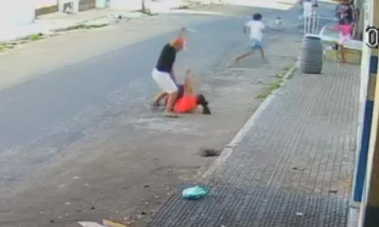Câmera registrou o momento em que homem araca a cunhada no Ceará