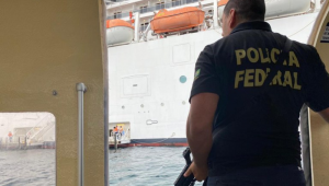 Agente da PF em navio onde quatro jovens, vítimas de exploração sexual, foram resgatadas