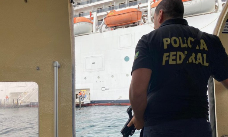 Agente da PF em navio onde quatro jovens, vítimas de exploração sexual, foram resgatadas
