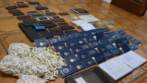 Drogas, celulares e passaportes apreendidos pela polícia