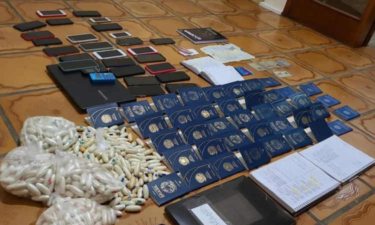 Drogas, celulares e passaportes apreendidos pela polícia