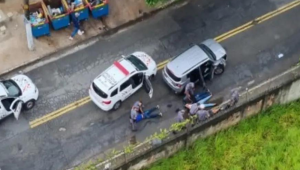 Momento em que a PM aborda jovens que furtaram carro em Santo André