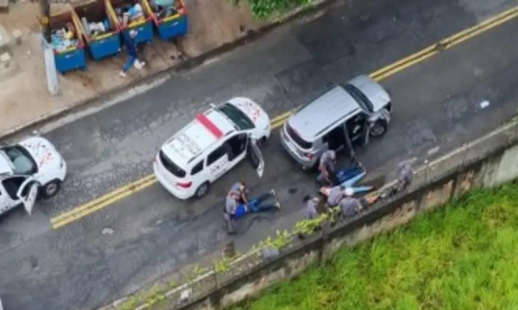 Momento em que a PM aborda jovens que furtaram carro em Santo André