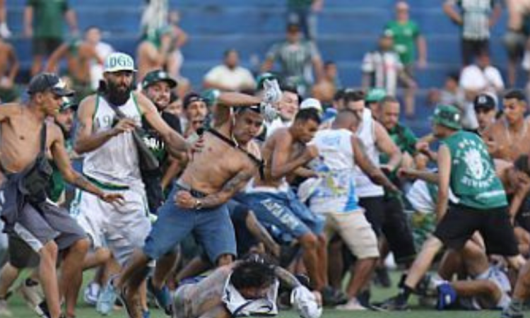 Torcedores de Cruzeiro e Coritiba brigaram no gramado do estádio da Vila Capanema, em Curitiba