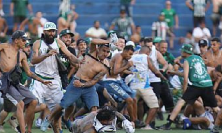 Após invasão da torcida, Cruzeiro suspende venda de ingressos para o jogo contra o Vasco