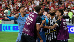 Jogadores do Santos vibram com gol diante do Flamengo