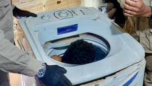 Criança se escondeu dentro de máquina de lavar