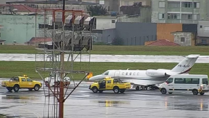 Avião sendo retirado da pista do aeroporto após derrapar em Congonhas