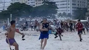 Correria na praia de Copacabana após confusão entre torcedores do Fluminense e do Boca Juniors