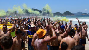Torcedores do Boca Juniors reunidos na orla da praia de Copacabana