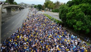 Torcedores do Boca Juniors caminham rumo ao Maracanã