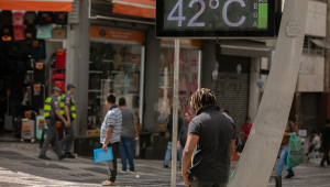 Pedestres enfrentam forte calor nas ruas da região central de São Paulo