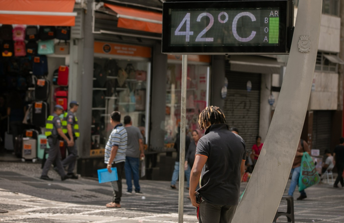 Pedestres enfrentam forte calor nas ruas da região central de São Paulo